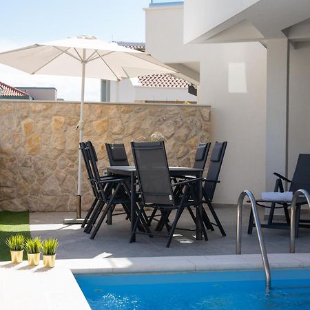 Apartment Funtastic With Private Pool Novalja Bagian luar foto