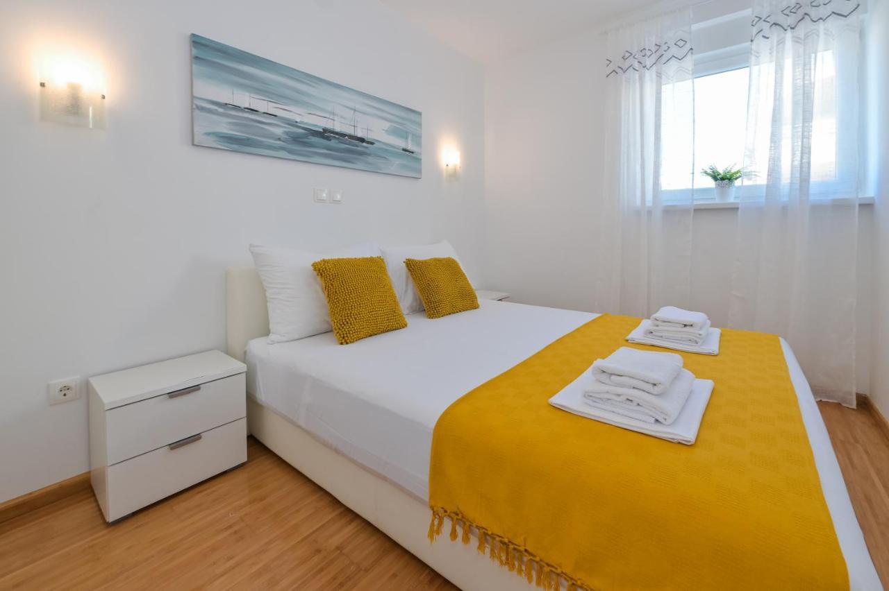 Apartment Funtastic With Private Pool Novalja Bagian luar foto