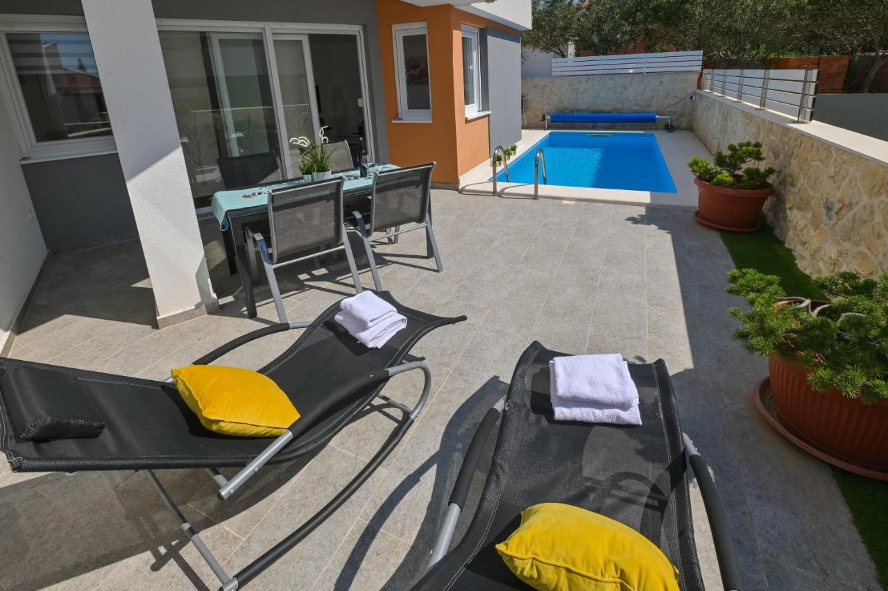 Apartment Funtastic With Private Pool Novalja Bagian luar foto