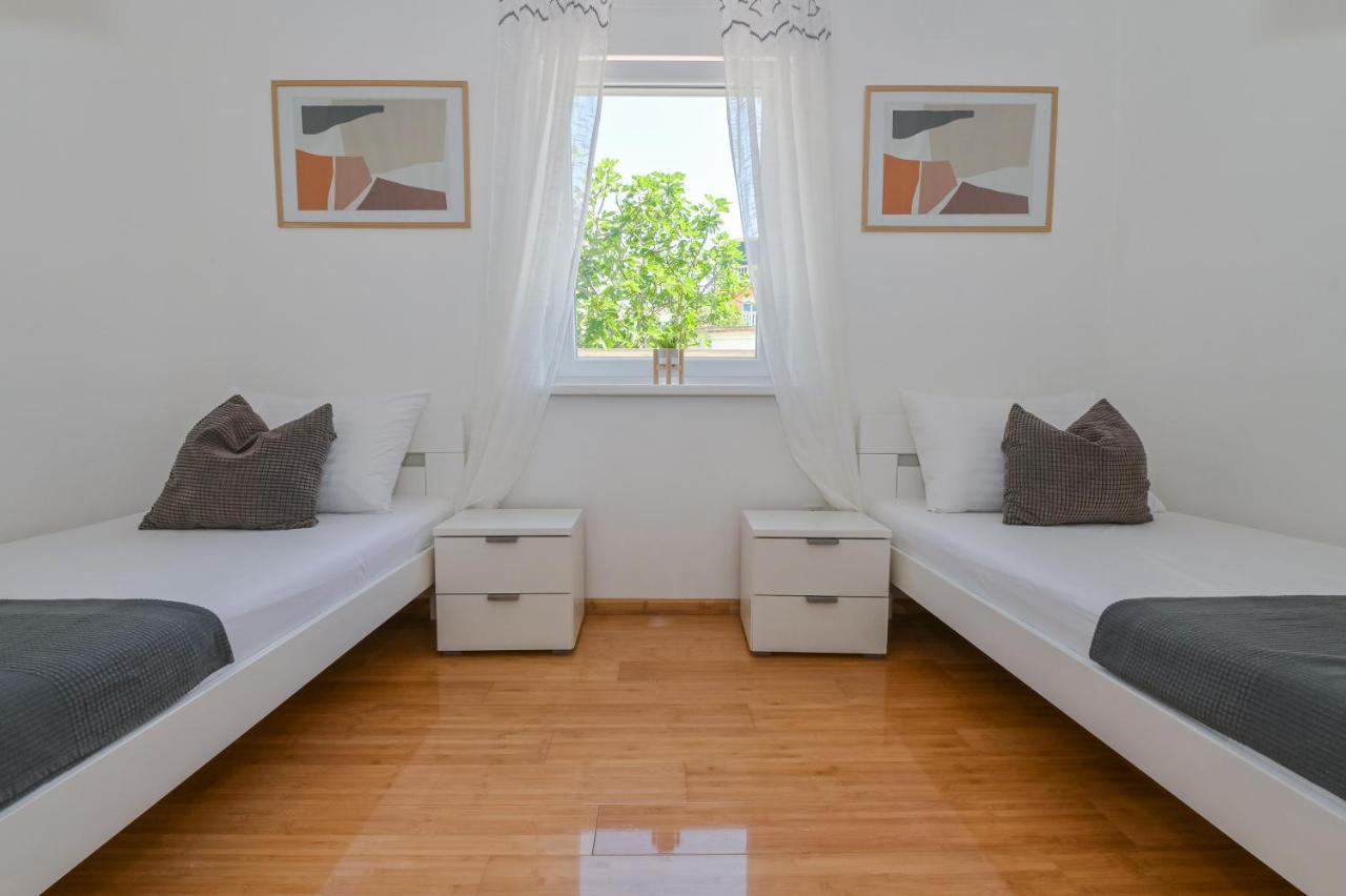Apartment Funtastic With Private Pool Novalja Bagian luar foto