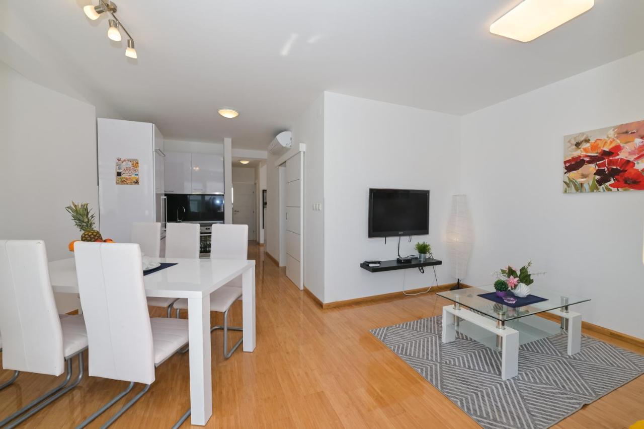 Apartment Funtastic With Private Pool Novalja Bagian luar foto