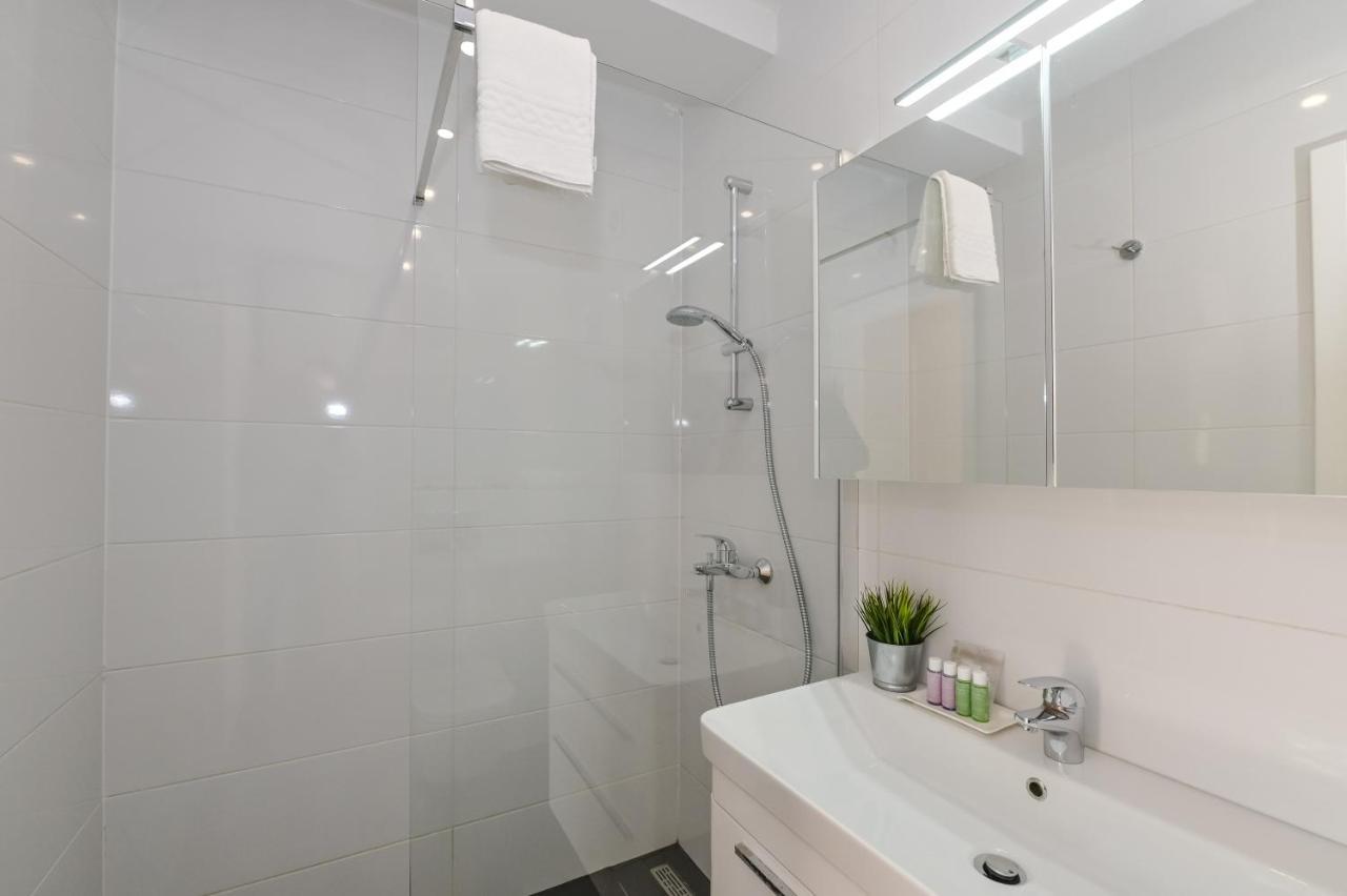 Apartment Funtastic With Private Pool Novalja Bagian luar foto