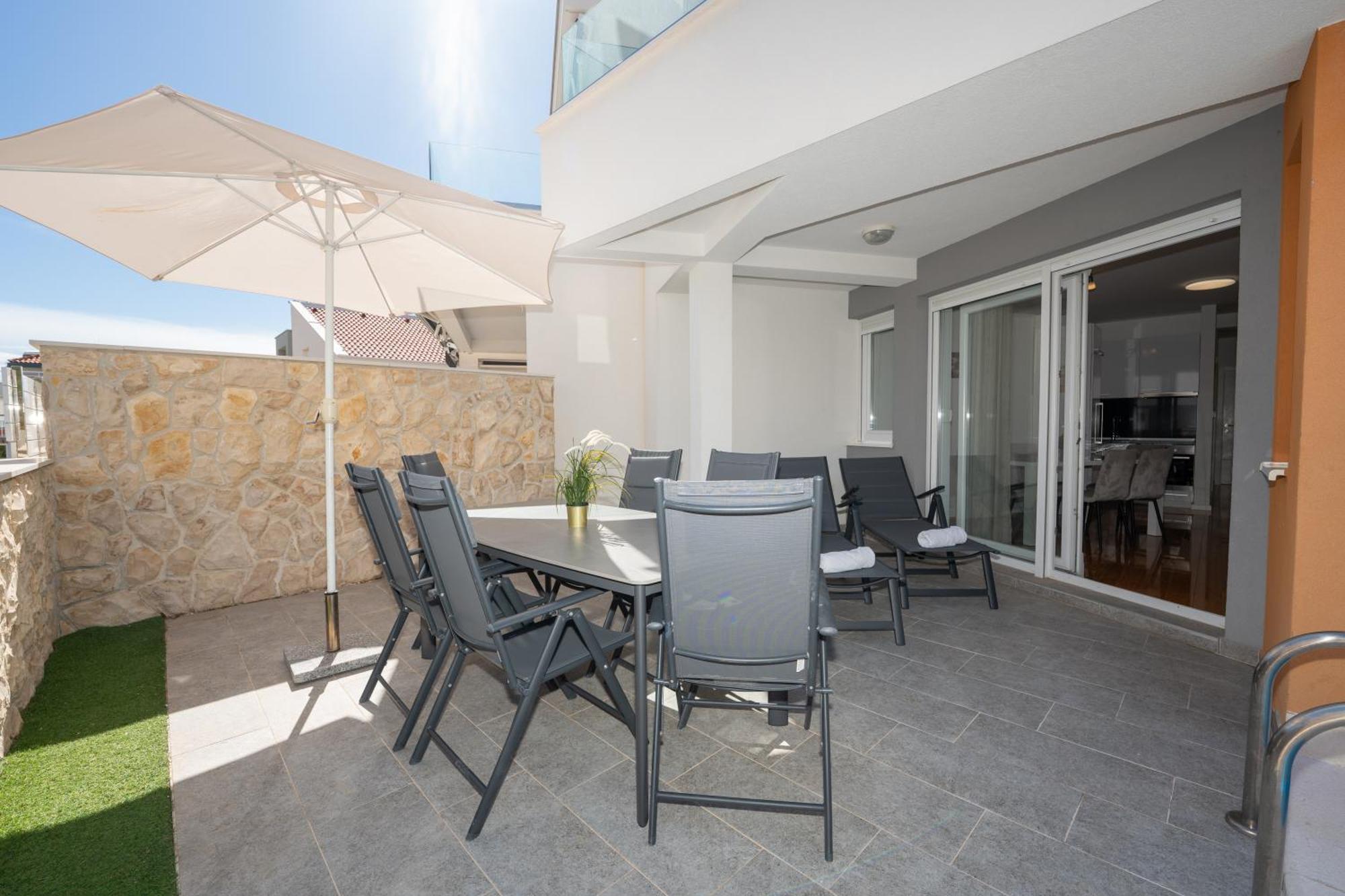 Apartment Funtastic With Private Pool Novalja Bagian luar foto