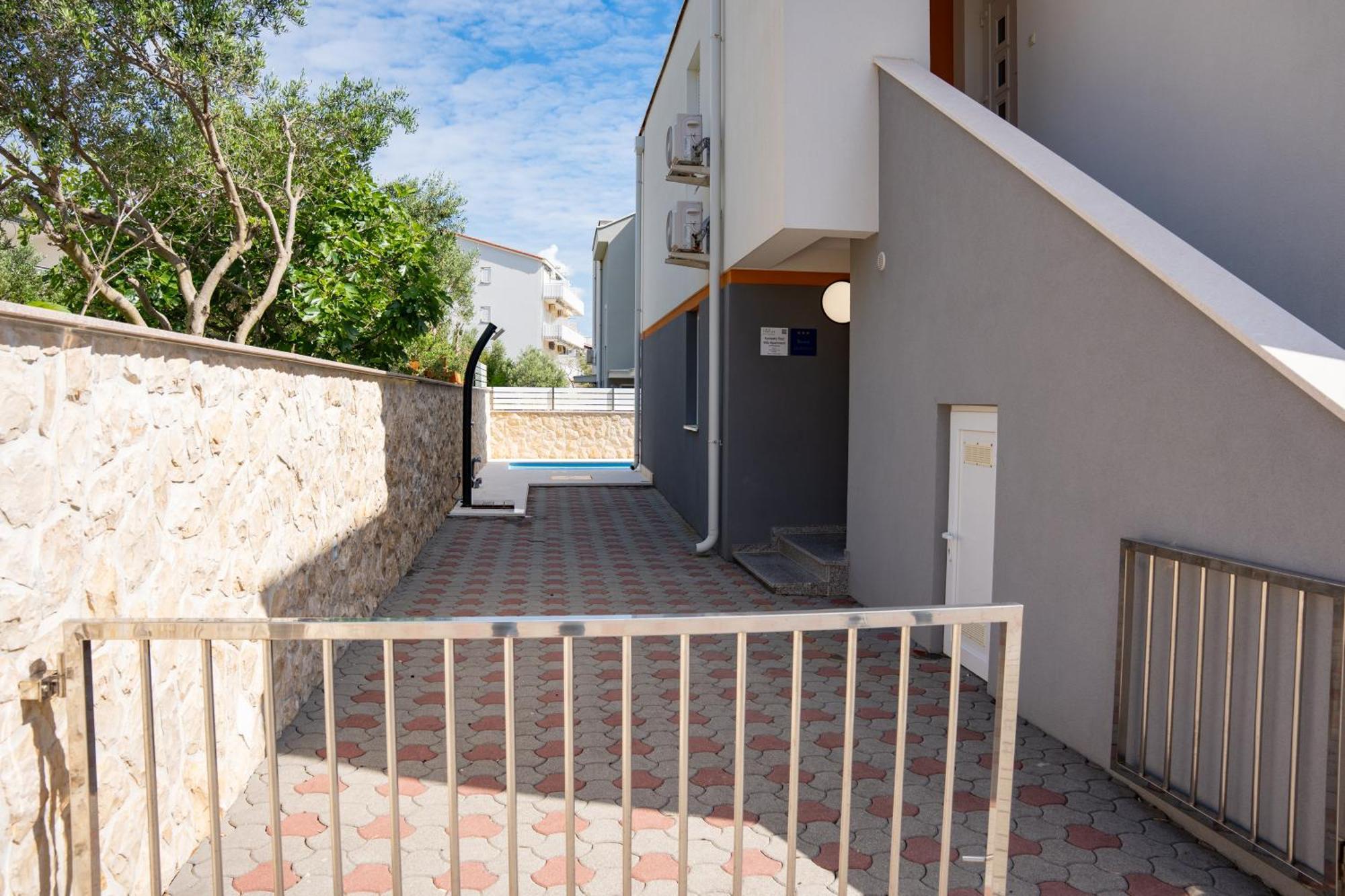 Apartment Funtastic With Private Pool Novalja Bagian luar foto