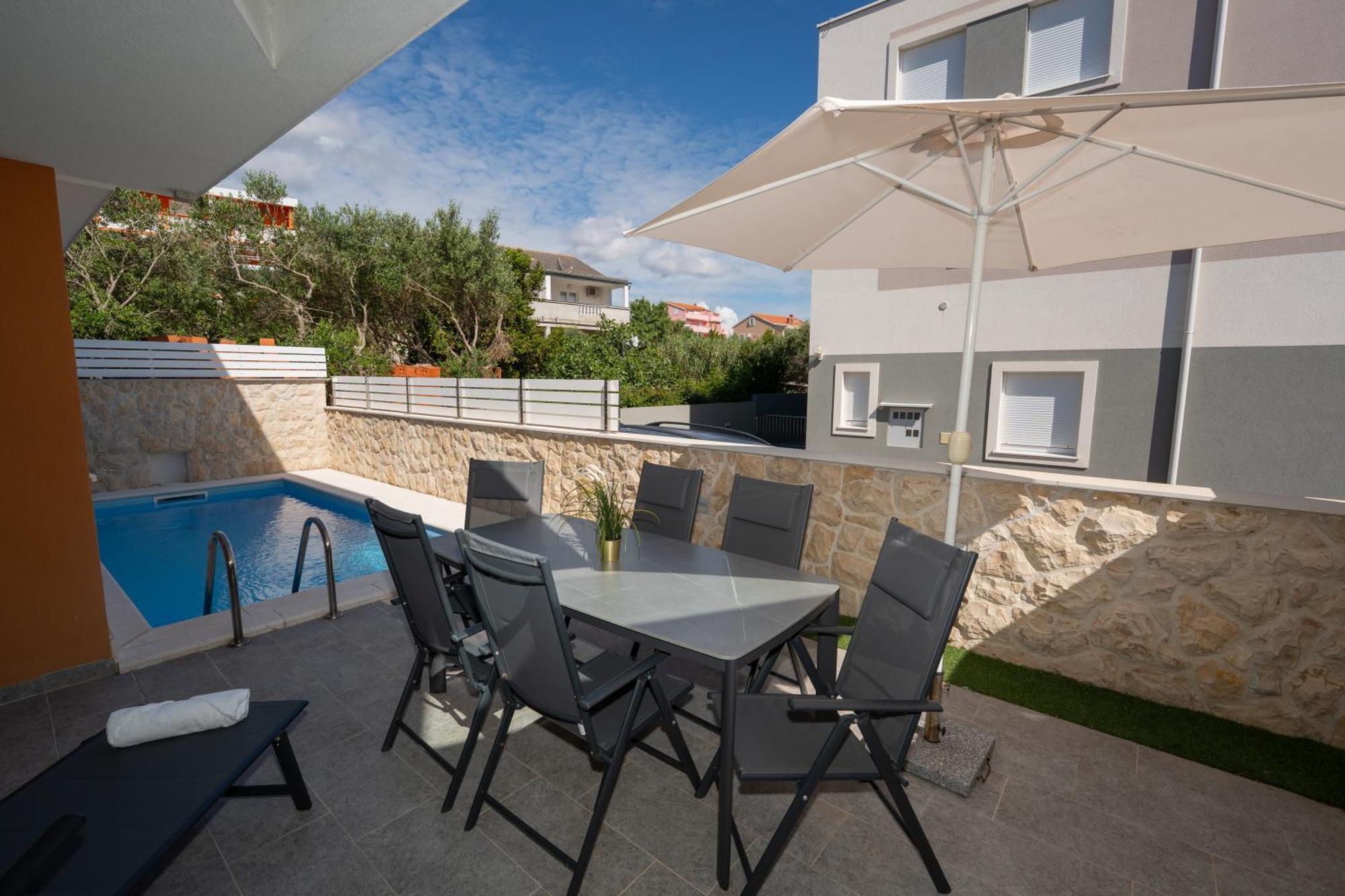 Apartment Funtastic With Private Pool Novalja Bagian luar foto
