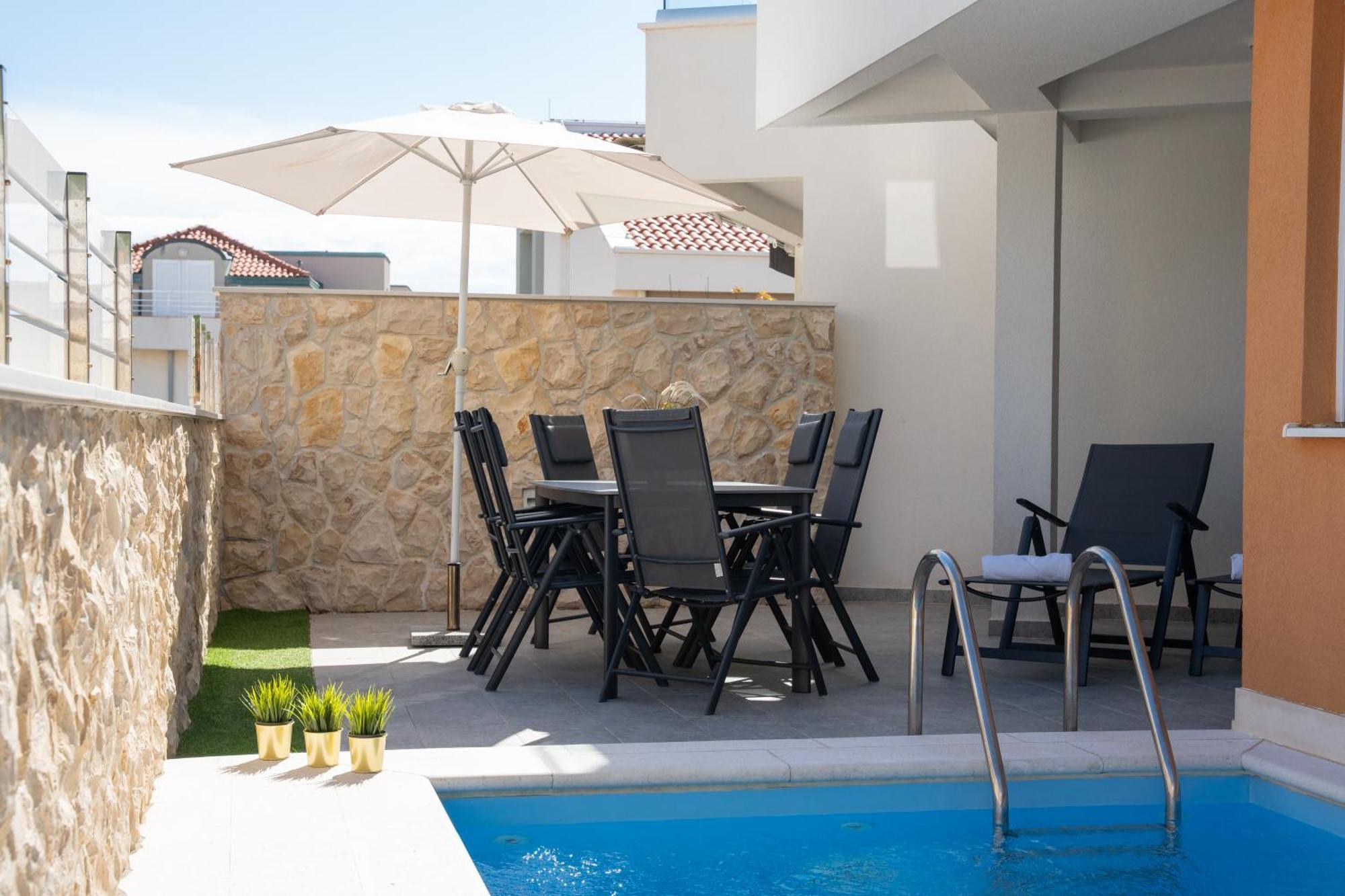 Apartment Funtastic With Private Pool Novalja Bagian luar foto