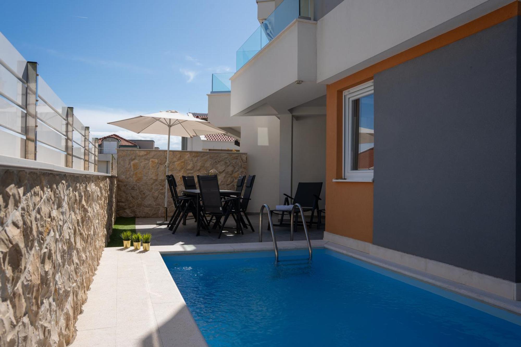 Apartment Funtastic With Private Pool Novalja Bagian luar foto