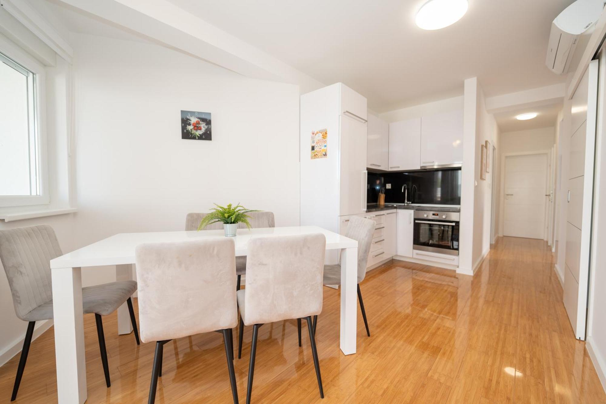 Apartment Funtastic With Private Pool Novalja Bagian luar foto